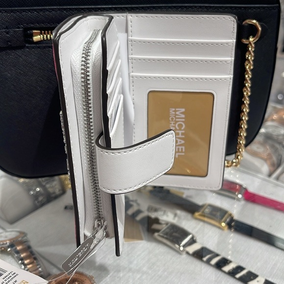 Michael Kors Medium Saffiano Leather Bifold Wallet Dragonfruit
NWT - Picture 9 of 16